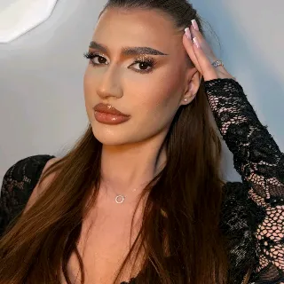 Glam make up- un machiaj potrivit atât pentru evenimente de zi, cât și de seara