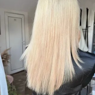Light blonde 👱🏼‍♀️ 