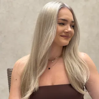🤍Un blond care nu atrage atenția prin intensitate, ci prin rafinament
#oradea #blondspecialist #platinumcardblond