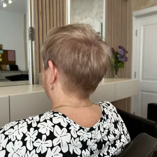 Tunsoare și culoare adaptată nevoilor clientei mele. Un look tineresc și fresh. ❤️
