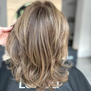 acest balayage îmbrățișează nuanțe naturale, atât pentru acoperirea firelor albe, cât şi pentru nuanțarea șuvițelor #oradeahairstylist 