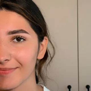 Intră pe instagram @anndra.brows și vezi de unde am plecat la aceste sprâncene. Apasă pe follow daca iti place continutul meu.