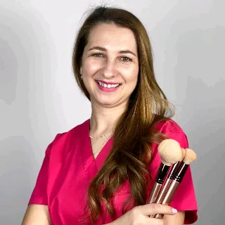 Laura Mangra