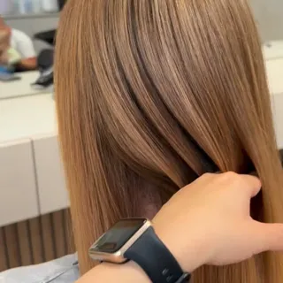 Astăzi am ales să respectăm limitele părului și să construim un blond frumos și sănătos pas cu pas. Rezultatul este o nuanță caldă, luminoasă și naturală, care pune în valoare frumusețea părului .