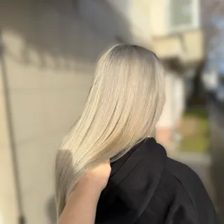 ✨ Rafinament și eleganță într-o singură imagine — blondul perfect care atrage toate privirile 🤍✨