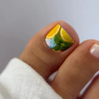 Aceasta pedichiură m-a dus direct cu gândul la Italia💛