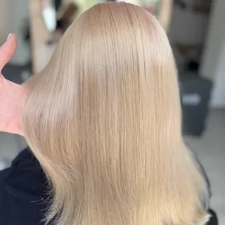 shiny blond hair on point❣️✨