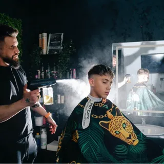 Mai mult decât o tunsoare – o experiență. Tehnici moderne, atenție la detalii și pasiune pentru perfecțiune, pentru un look care te reprezintă de fiecare dată. [tag/2W468UIgVWX05Ix1P7sjerXzlok1/gorgan.radu] 