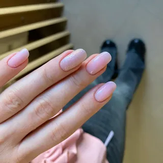 Chiar și vara, nuanțele naturale și delicate rămân cea mai bună alegere. 🪷✨
Sezonul cald nu înseamnă doar culori intense! ❌

☀️ Ce zici, te atrag și pe tine aceste nuanțe pudrate cu sclipici?