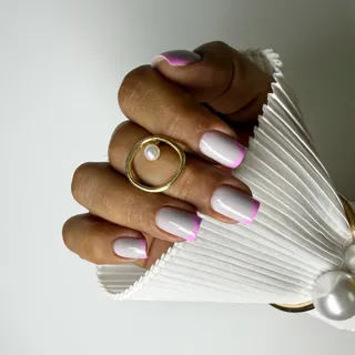 Un french reinterpretat într-o nuanță delicată de roz, pentru un look feminin, rafinat și mereu în tendințe. 💗 Fiecare detaliu este realizat cu grijă, pentru un rezultat impecabil care completează ori