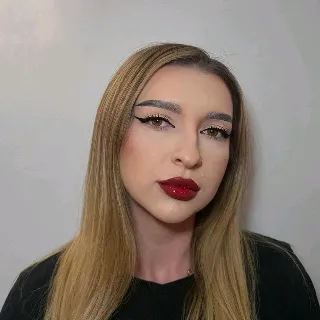 eyerliner and Red lips